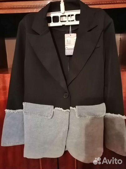 Модный пиджак с комбинированный ткани. От известно