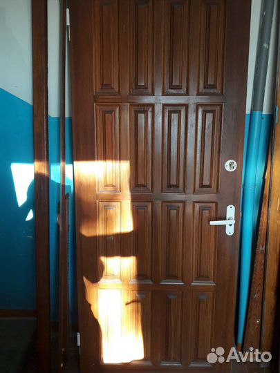 Дверь деревянная с замком