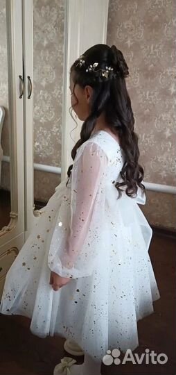 В аренду. Белое с золотыми каплями платье