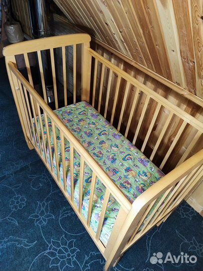 Детская кроватка с продольным маятником и матрасом