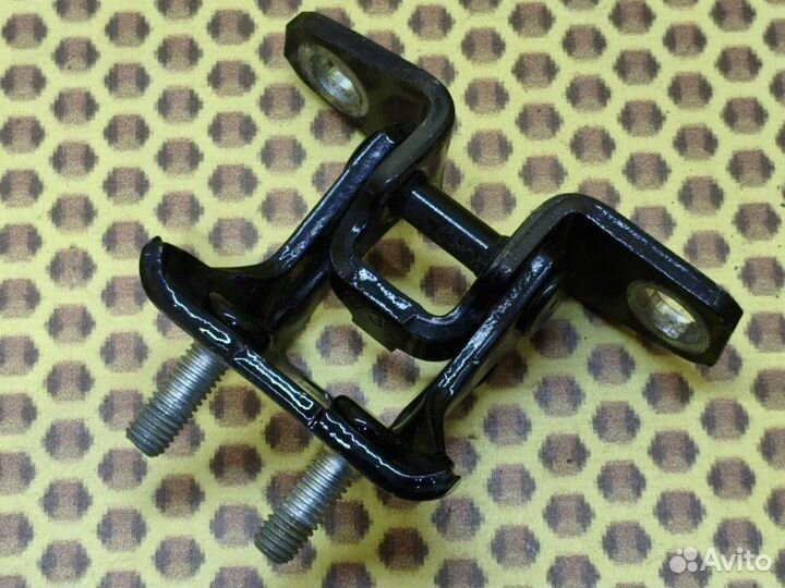 Петля двери задняя верхняя левая Mitsubishi