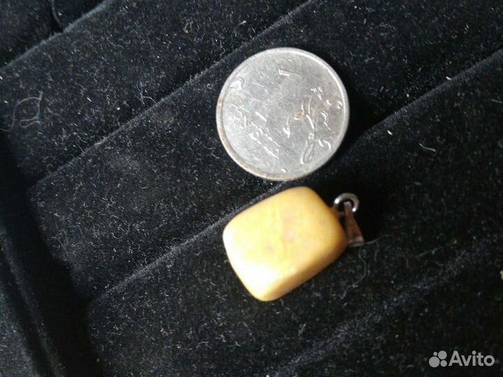 Кулон из янтарь