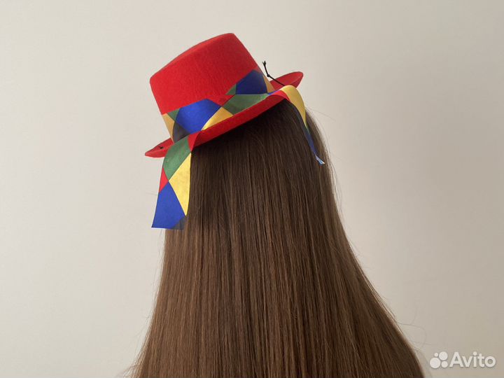 Шляпка красная карнавальная на резинке
