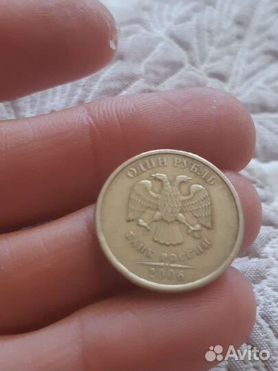 Заводской брак.и одна голова орла без глаза