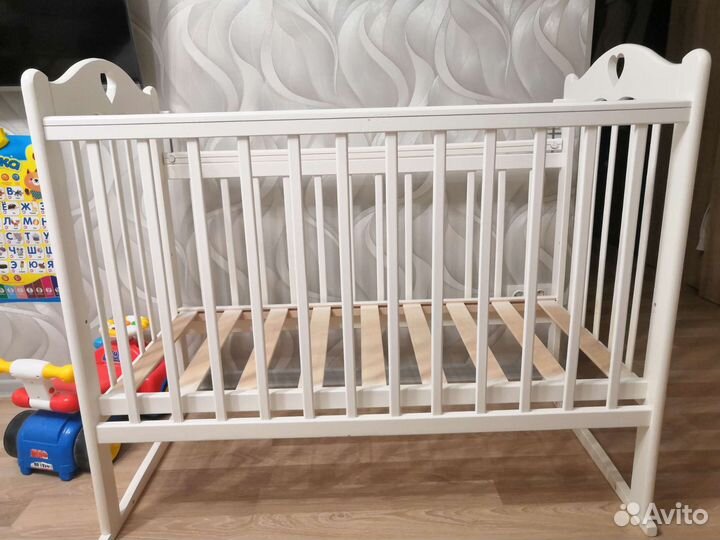 Детская кроватка с маятником белая