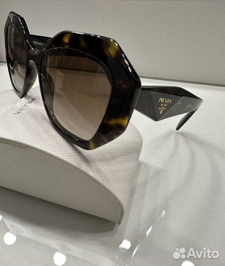 Солнцезащитные очки prada