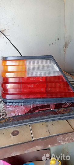 Задний левый фонарь Mercedes benz W124