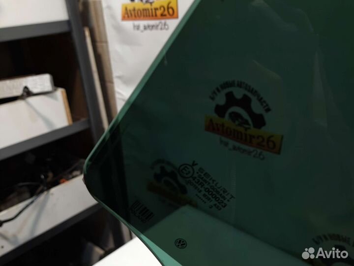 Стекло заднее правое Touareg 1