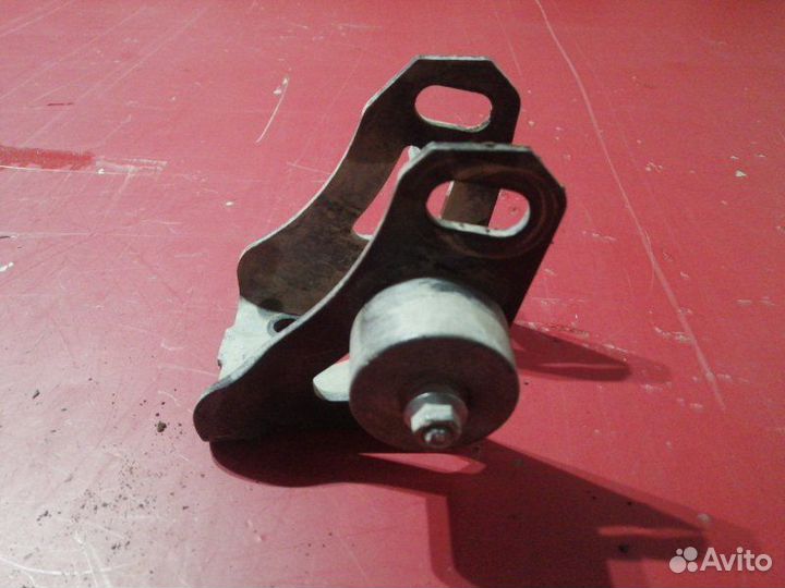 Кронштейн опоры двс передний Toyota Corolla E150