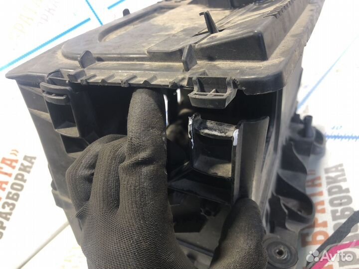 Шкода Фабия Площадка аккумулятора