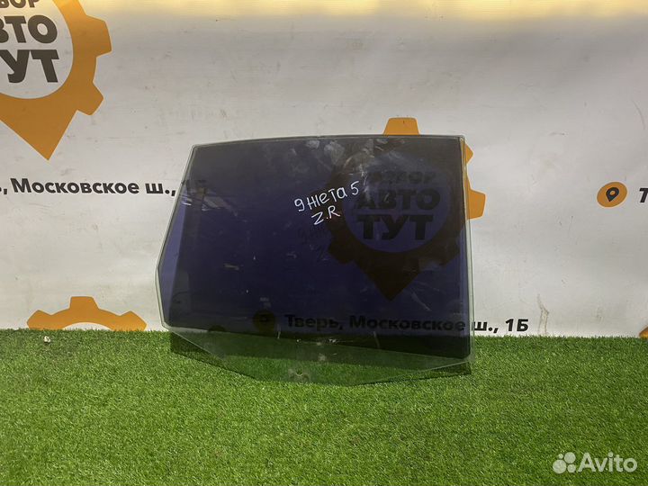 Заднее правое стекло Volkswagen Jetta 5