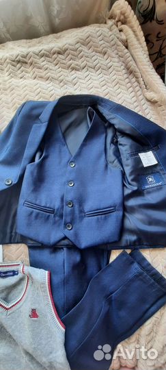 Школьный костюм и рубашки для мальчика 122-128