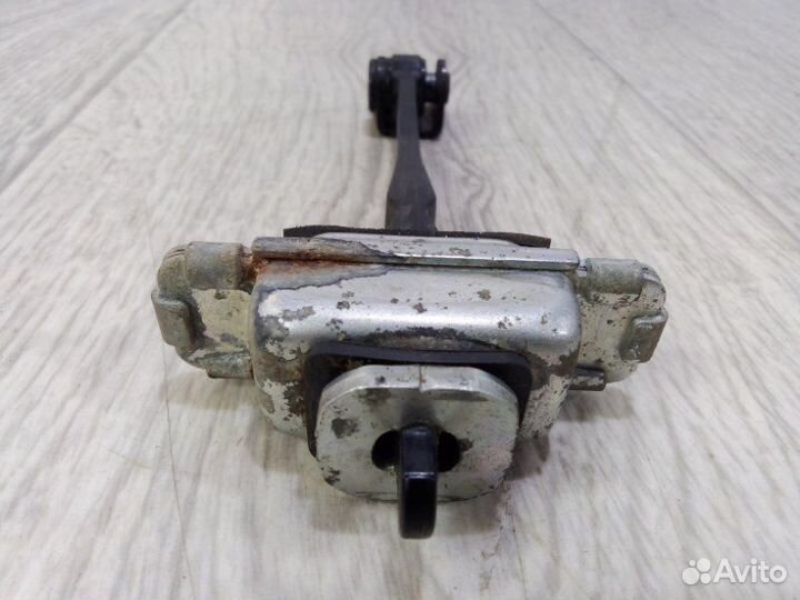 Ограничитель двери передний Chevrolet Cobalt седан