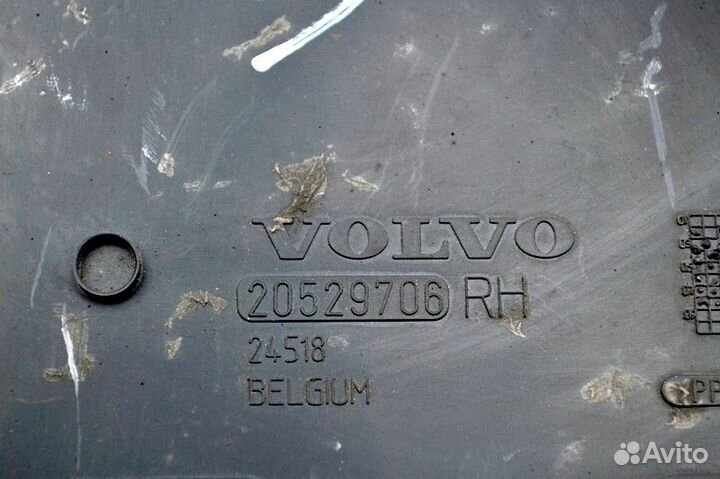 Пластиковая заглушка решетки радиатора, верхняя правая volvo FH (01.05)