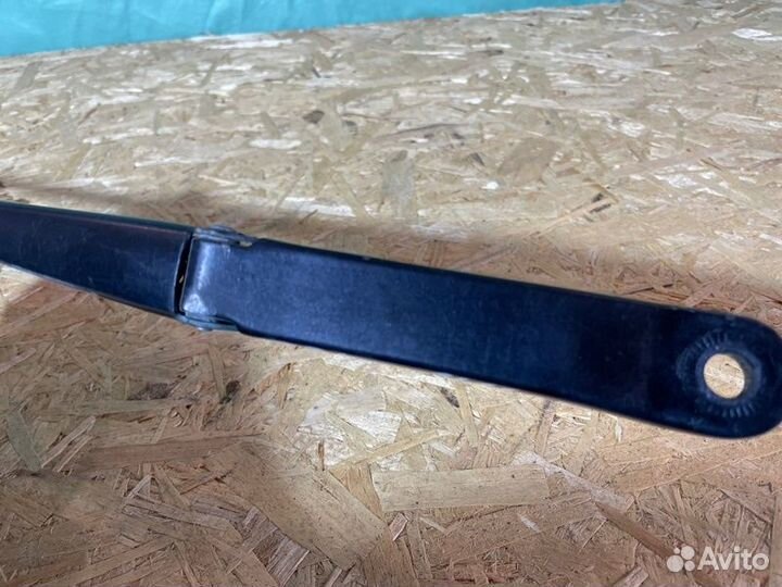 Поводок стеклоочистителя передний левый Renault