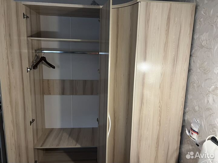 Шкаф платяной