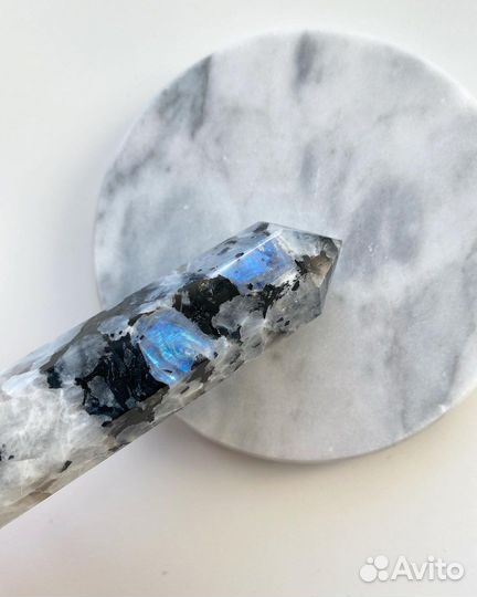 Лунный камень беломорит