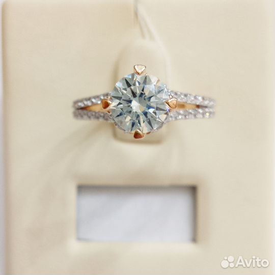 Золотое кольцо с камнем 17р