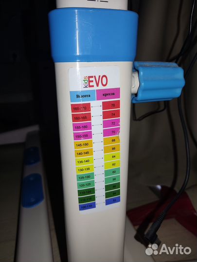 Растущая парта и стул голубого цвета c лампой