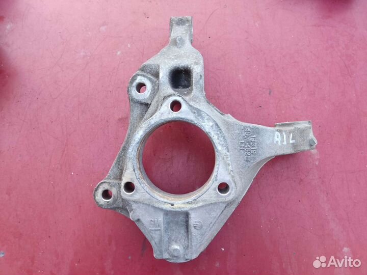 Кулак передний Opel Astra J