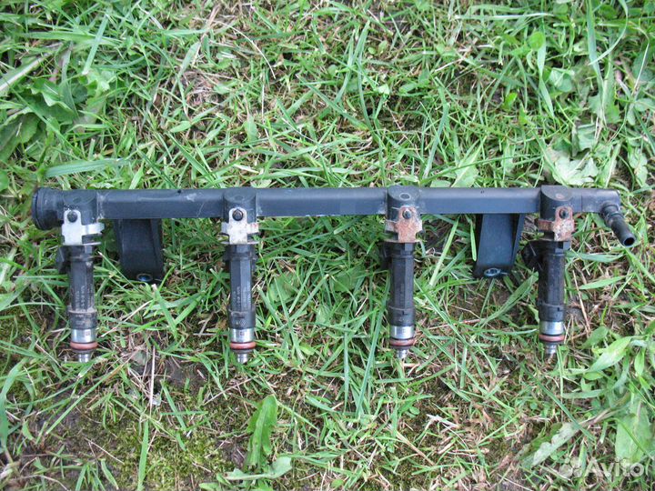 Топливная рампа с форсунками Renault Logan 1.6