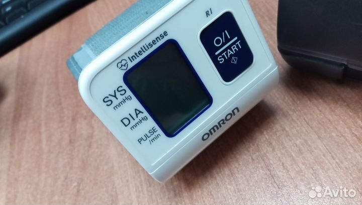 Электронный тонометр на запястье