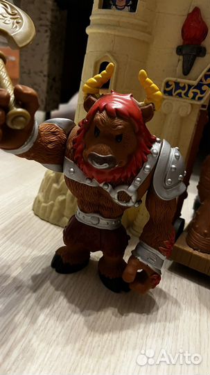 Игрушечный замок с фигурками