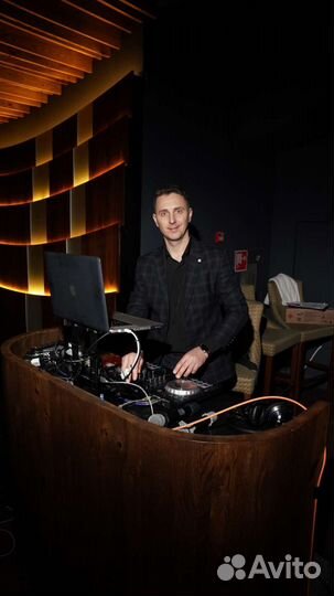 Dj с оборудованием. Звук,свет,дым,телевизор