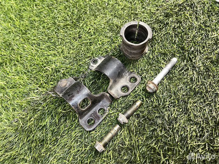 Крепление рулевой рейки Nissan Wingroad/Ad Van