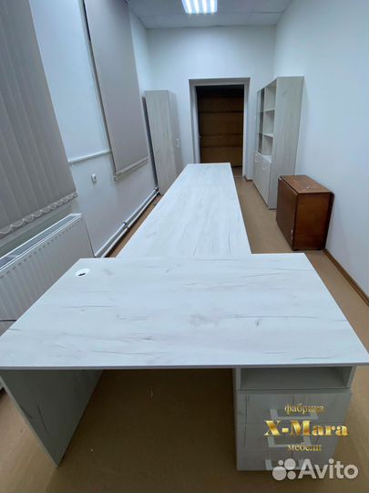 Мебель в офис стол