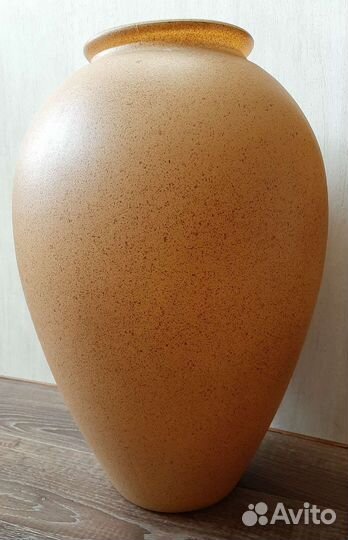 Картина в деревянной раме, напольная ваза