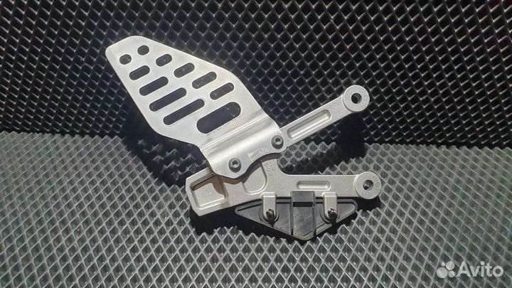 Левый водительский кронштейн yamaha r6 06-15