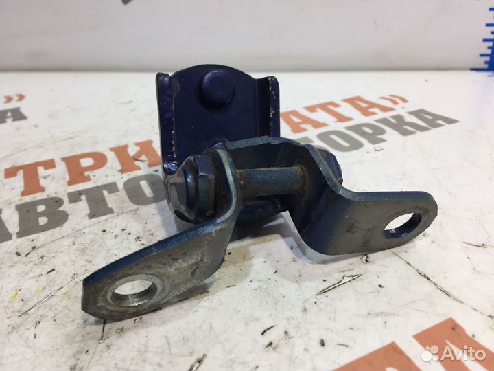 Петля крышки багажника Прав. Тойота Рав 4 2001г 2л