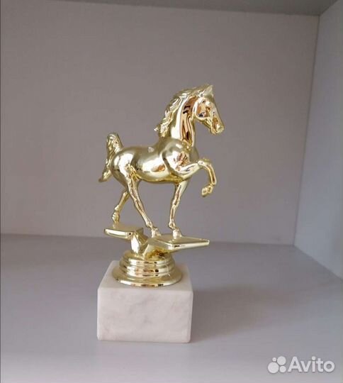 Фигурка лошадь