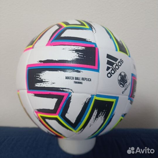 Футбольный мяч adidas uniforia