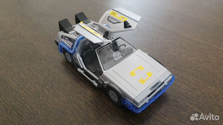 Модель Делореан (DeLorean) DMC-12