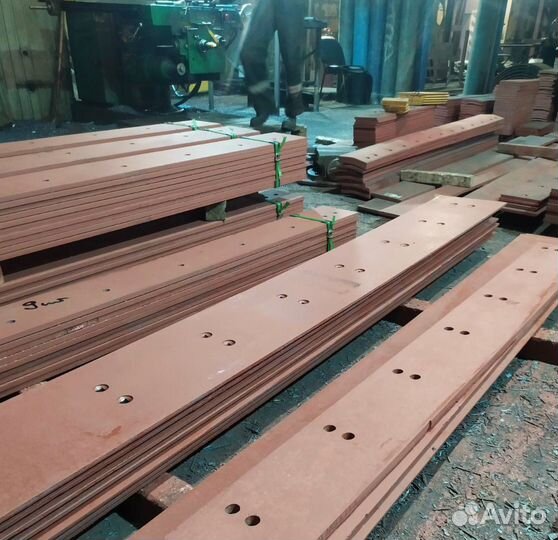 Нож ковша экскаватор-погрузчика John Deer 315