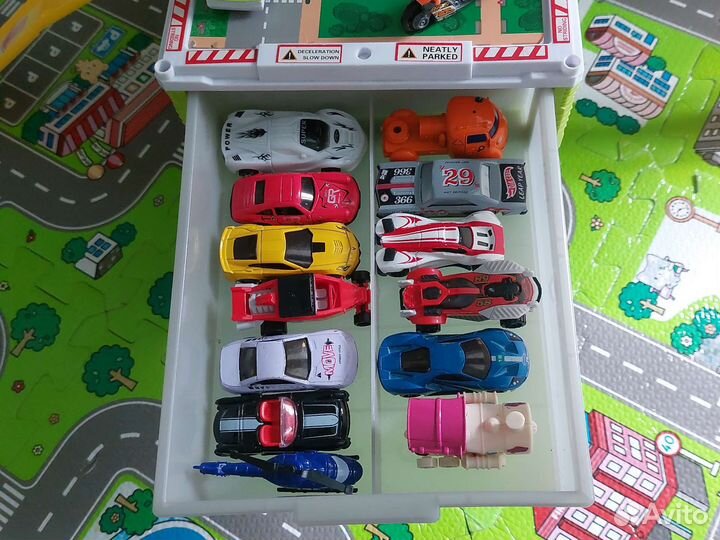 Парковка с машинами