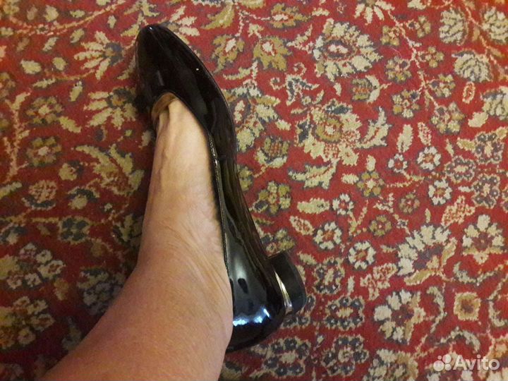 Туфли, лодочки лаковые натур. кожа разм. 40