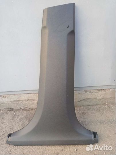 Пластик правой центральной стойки