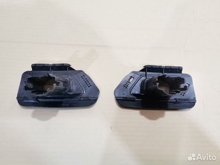 Кронштейн форсунки омывателя правый Skoda Superb