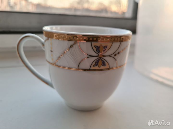 Чайный фарфоровый набор на металлической подставке