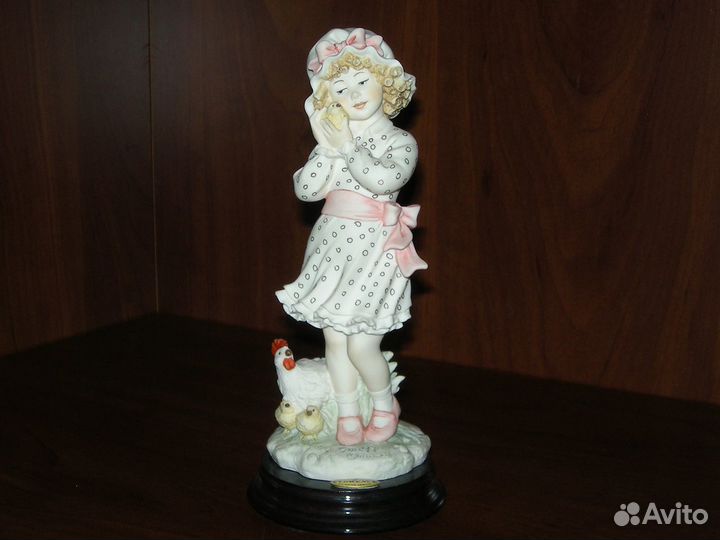 Статуэтка Армани «Девочка с цыпленком» Оригинал