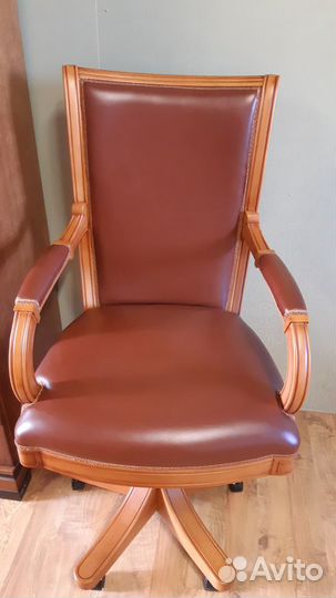 Кресло офисное Тайвань, кожа, дерево