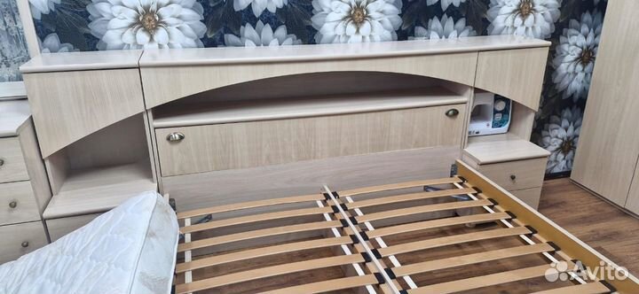 Кровать с матрасом и тумбочками