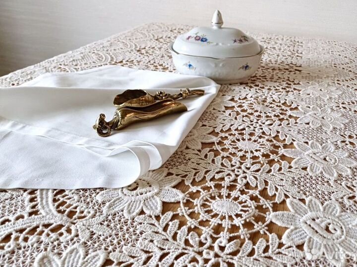 Роскошная большая новая кружевная скатерть