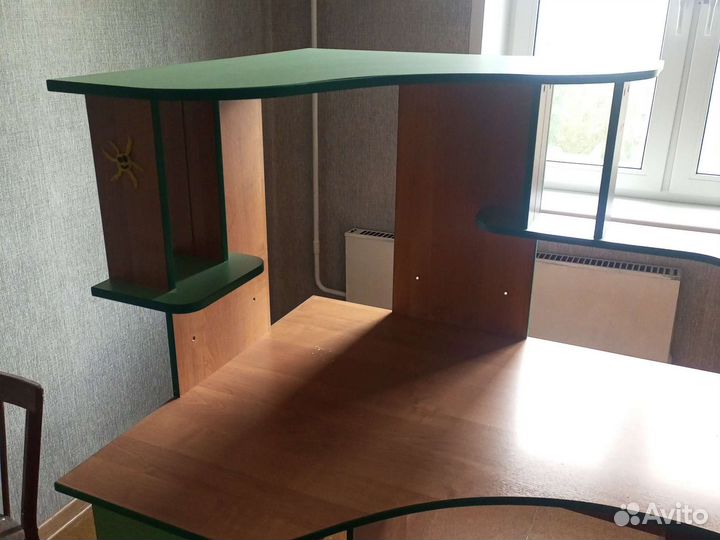 Письменный стол для школьника угловой бу
