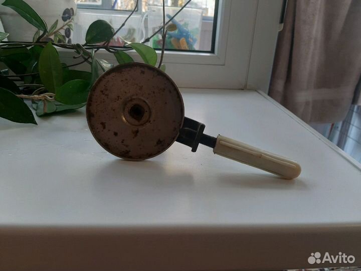 Подаю ключ для банок