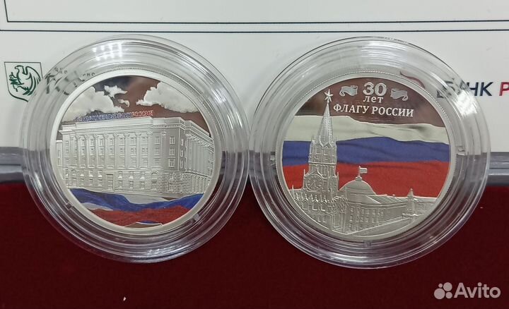 Золотые и серебряные монеты в ассортименте