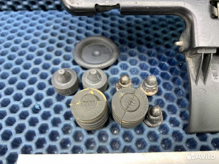 Крюк замка капота Audi Q7 4L до 2015